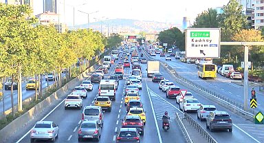 İstanbul'da yeni eğitim öğretin döneminin ilk günü trafik yoğunluğu oluştu -1