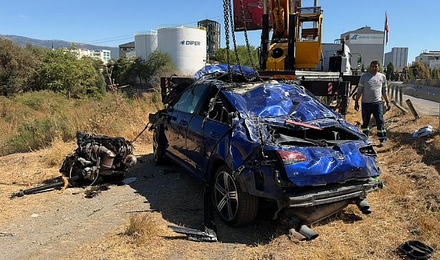 İzmir'de otomobil şarampole yuvarlandı: 1 ölü, 2 yaralı