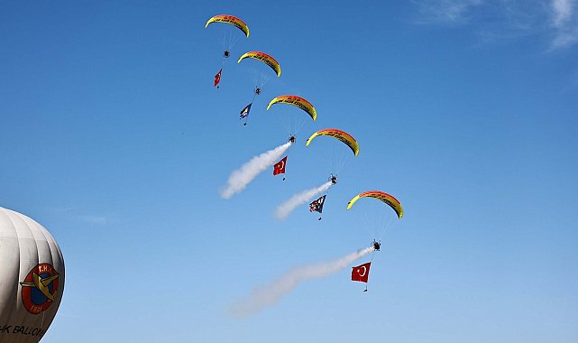 İzmir'deki havacılık festivalinde gökyüzünde Türk bayrağı ve Atatürk posteri açıldı