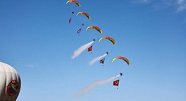 İzmir'deki havacılık festivalinde gökyüzünde Türk bayrağı ve Atatürk posteri açıldı