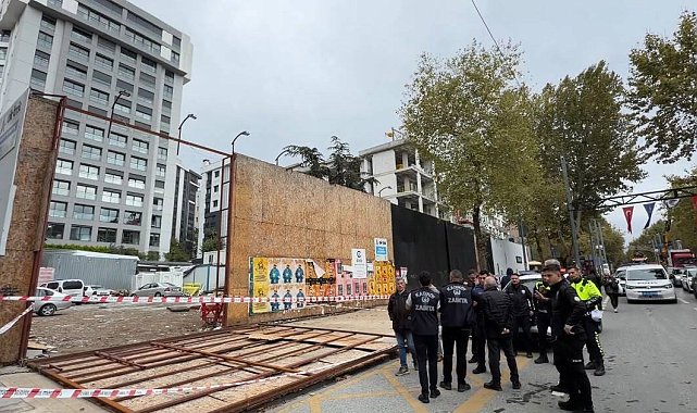 Kadıköy'de inşaatın dış koruma kaplaması yayaların üzerine devrildi: 2 yaralı
