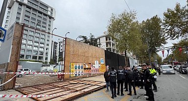 Kadıköy'de inşaatın dış koruma kaplaması yayaların üzerine devrildi: 2 yaralı