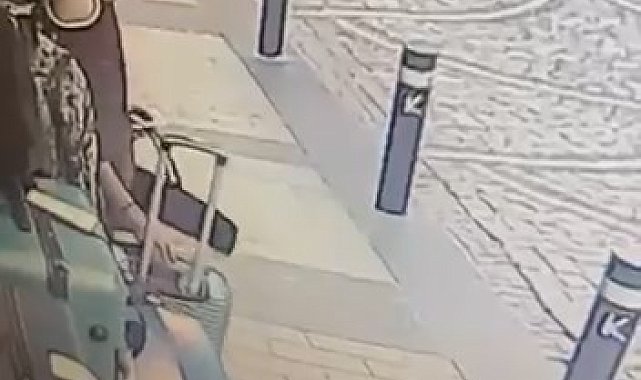 Kadıköy'de mağazanın önündeki valiz hırsızlığı kamerada