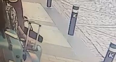 Kadıköy'de mağazanın önündeki valiz hırsızlığı kamerada