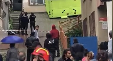 Kağıthane'de eşi 2 aydır eve gelmeyince çatıya çıktı; polis ikna etti