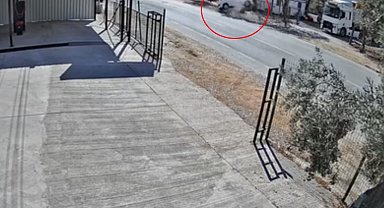 Kaldırıma çarpıp ters dönen otomobildeki baba oğul yaralandı