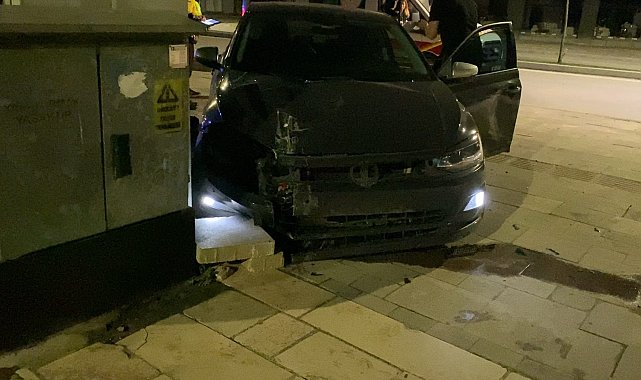 Kaldırıma çıkan otomobilin sürücüsü yaralandı