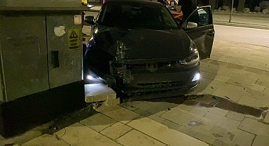 Kaldırıma çıkan otomobilin sürücüsü yaralandı