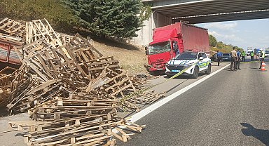 Kamyon arızalandığı için emniyet şeridine çekilen kamyonete çarptı; 1 ölü, 1 ağır yaralı
