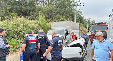Kamyonet ile otomobil çarpıştı: 1 ölü, 2 yaralı