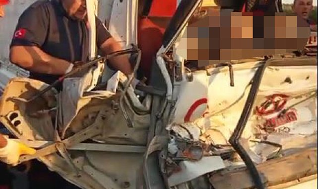 Kamyonet, TIR'a arkadan çarptı: 2 ölü