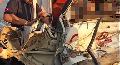 Kamyonet, TIR'a arkadan çarptı: 2 ölü