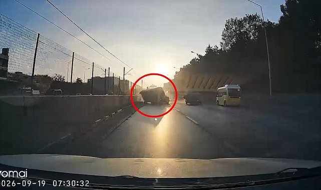 Kamyonetin çarptığı hafif ticari araç, otomobilin üstüne devrildi; kaza kamerada