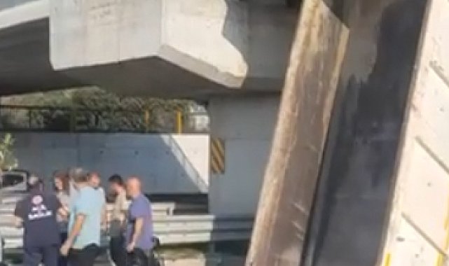 Kamyonun açılan damperi, köprüye takıldı