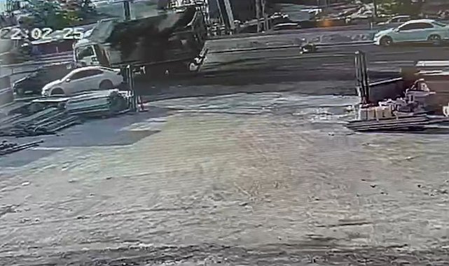 Kamyonun çarptığı yaya ağır yaralandı; kaza kamerada