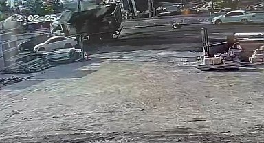 Kamyonun çarptığı yaya ağır yaralandı; kaza kamerada