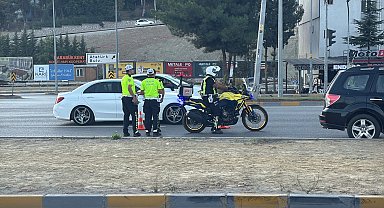 Karabük'te otomobilin çarptığı yaya ağır yaralandı; kaza anı kamerada