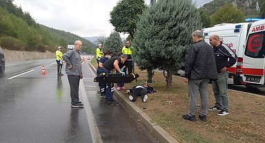 Karayoluna duba yerleştiren görevliye otomobil çarptı