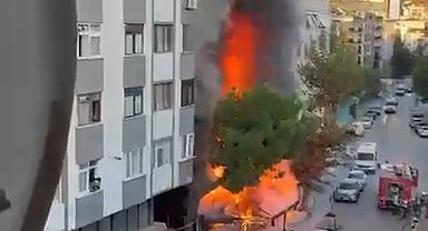 Kartal'da market alev alev yandı