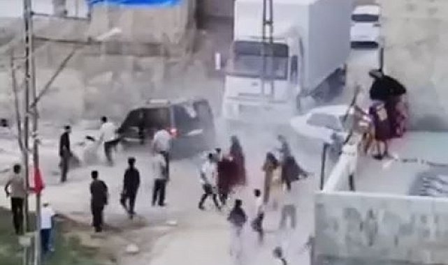 Kavgada kalabalığın arasına aracıyla daldı