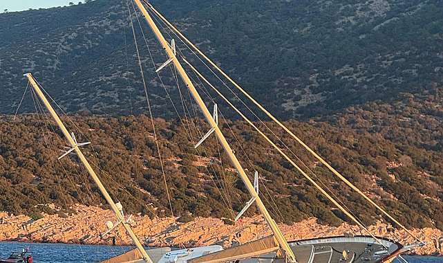 Kayalıklara çarpan gulet yan yattı; 7 kişi kurtarıldı