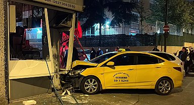 Kazada savrulan araçlar iş yerine çarptı