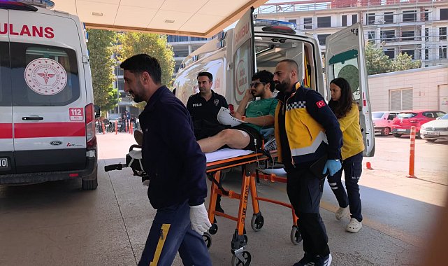 Kazada yaralanan sürücü, sedyede güneş gözlüğüyle hastaneye gitti