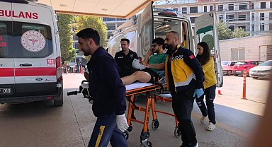 Kazada yaralanan sürücü, sedyede güneş gözlüğüyle hastaneye gitti