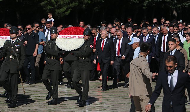 Kılıçdaroğlu, CHP'nin 103'üncü kuruluş yıl dönümünde Anıtkabir'i ziyaret etti