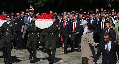 Kılıçdaroğlu, CHP'nin 103'üncü kuruluş yıl dönümünde Anıtkabir'i ziyaret etti