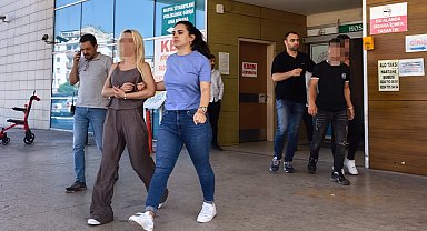 Kimlik bilgilerini ele geçirdikleri kişinin adına hesap açıp, dolandırıcılık yaptılar