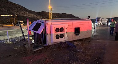 Kırıkkale'de işçi servisi ile otomobilin çarpıştığı kazada 14 kişi yaralandı