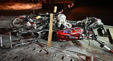 Kırıkkale'de motosiklet trafik levhasına çarptı: 2 yaralı