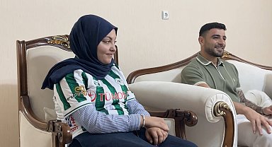 Konyasporlu futbolcular omurilik kanser tedavisi gören Konyaspor taraftarı Sude Ay'ı ziyaret etti