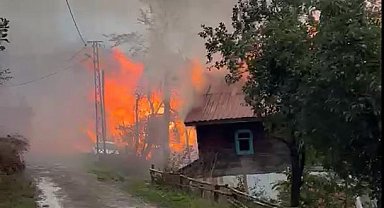 Köyde, evde çıkan yangın bitişiktekilere de sıçradı