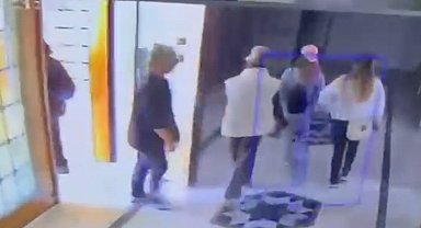 Küçükçekmece'de 12'nci kattaki daireye 'Mucize' sayesinde giremediler; şüphelilerin kediden kaçtığı anlar kamerada