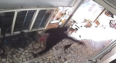 Küçükçekmece'de iş yerine silahlı saldırı düzenleyen şüphelinin yakalandığı anlar kamerada