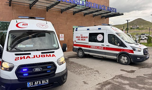 Lastiği patlayan minibüs şarampole devrildi; 5 yaralı