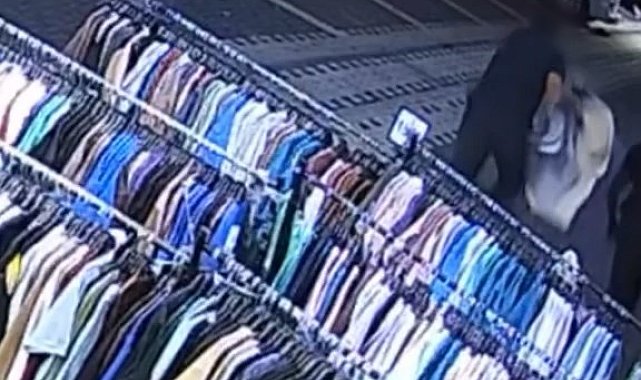 Mağaza önündeki askıda duran tişörtlerden seçip, beğendiklerini çaldılar