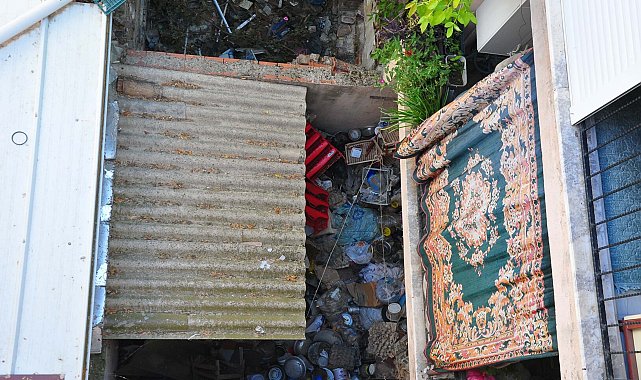 Manisa'da apartmandakilerden 'çöp ev' tepkisi