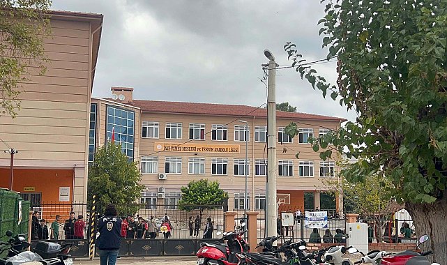 Manisa'daki okulda öğrenciler yeniden dersbaşı yaptı