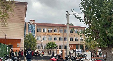 Manisa'daki okulda öğrenciler yeniden dersbaşı yaptı