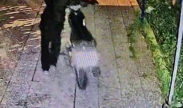 Maskeli hırsızların evin avlusudaki motorsikleti çaldığı anlar kamerada