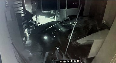 Mersin'de otomobil iş yerine daldı