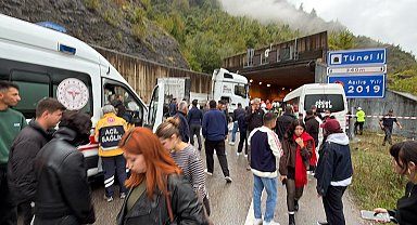 Minibüs ile TIR çarpıştı: 1 ölü, 11 yaralı