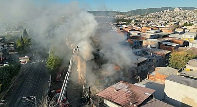 Mobilya atölyesinde çıkan yangın eve sıçradı; 4 kişi tahliye edildi