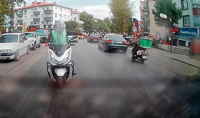 Motokurye, trafikte arkadaşına el işareti yaparken kaza yaptı
