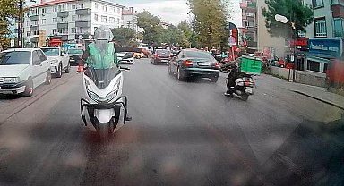 Motokurye, trafikte arkadaşına el işareti yaparken kaza yaptı