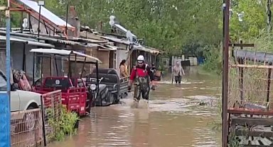 Mudanya'da sağanak su baskınına yol açtı, mahsur kalanlar kurtarıldı