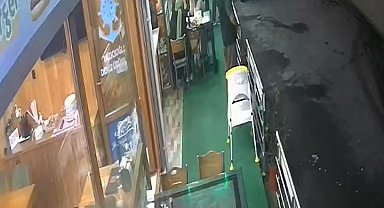 Nefes borusuna yiyecek kaçan müşterisini Heimlich manevrasıyla kurtardı
